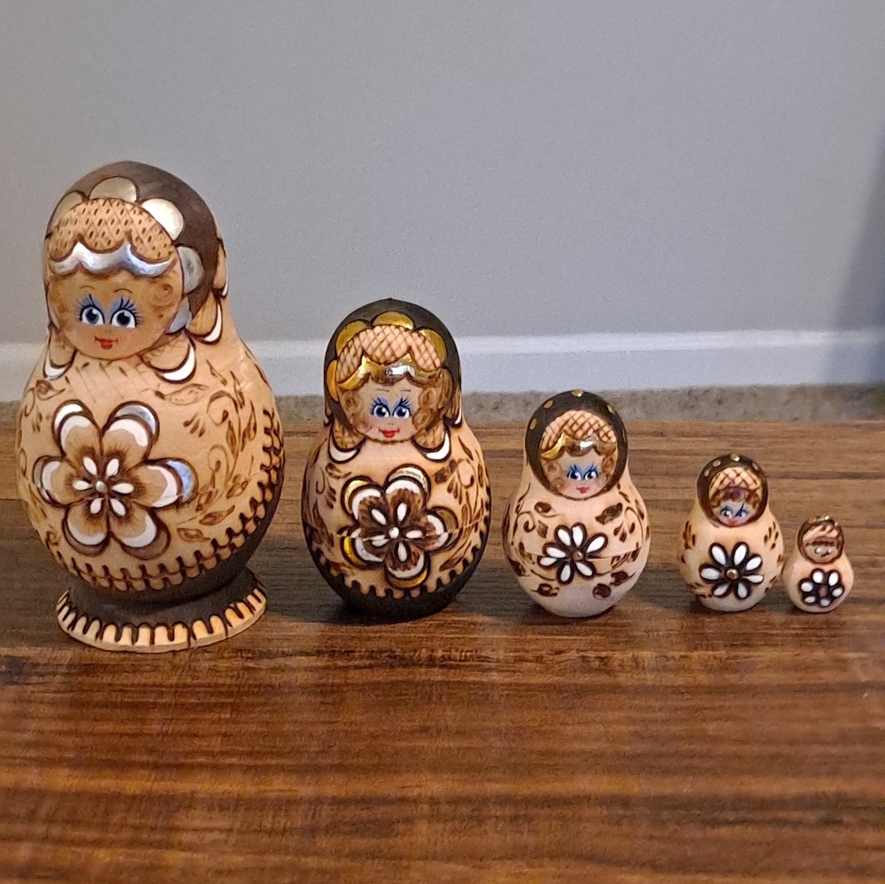 ๐ Hand-Painted Russian Nesting Dolls - Picture 1 of 7